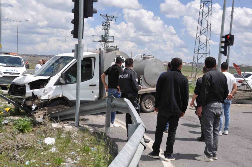 Kars’ta kamyonet ile otomobil çarpıştı: 4 yaralı