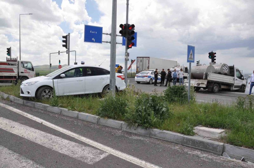 Kars’ta kamyonet ile otomobil çarpıştı: 4 yaralı