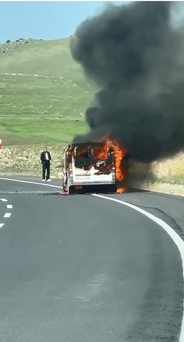 Kars'ta seyir halindeki araç alev alev yandı