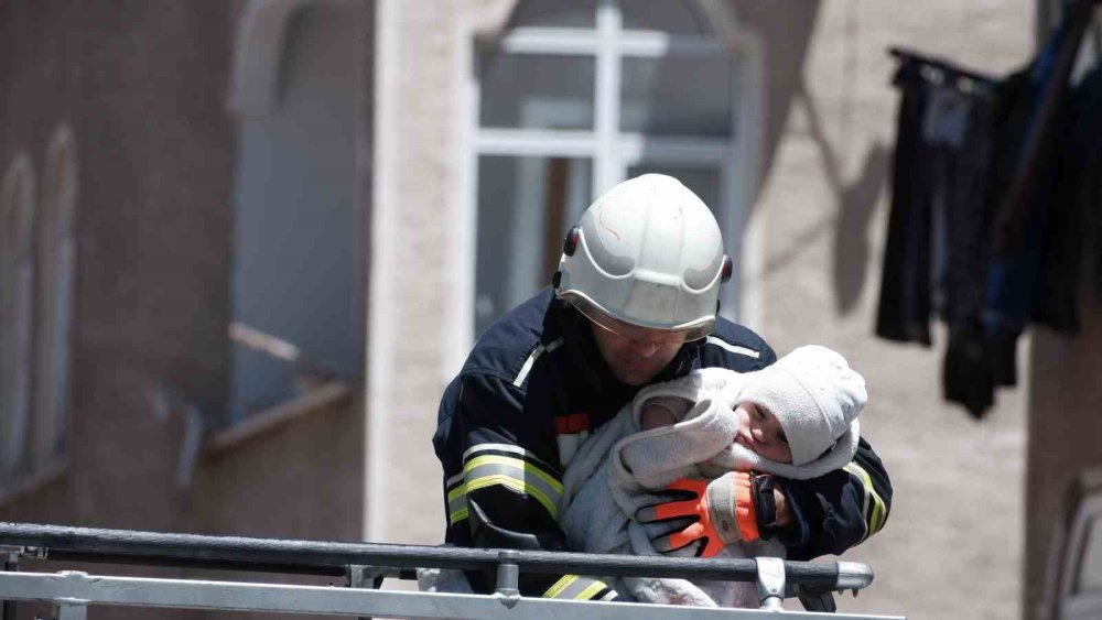 Erzurum’da apartmanın çöken merdiveni korkuttu