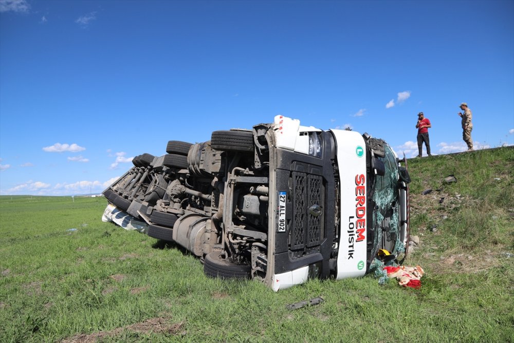 Kars'ta tır şarampole yuvarlandı