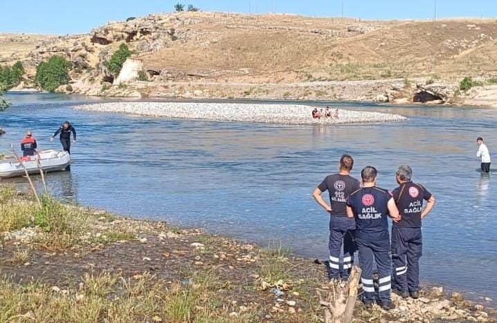 Dicle Nehri’nde mahsur kalan 5 kişi kurtarıldı