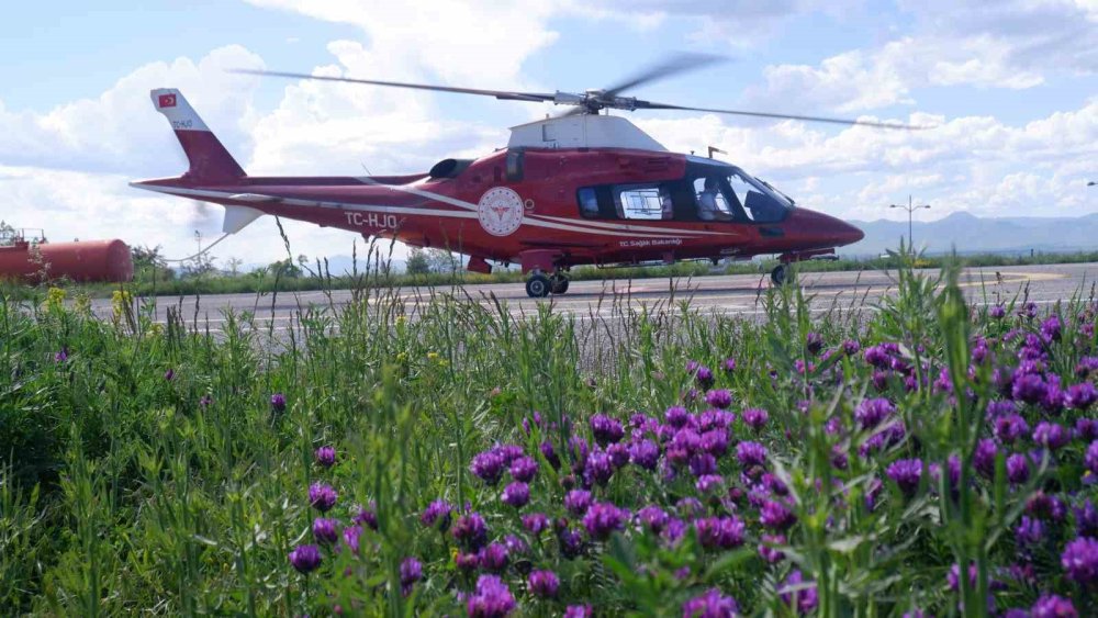 Erzurum’da kayalıklardan düşen kadın ambulans helikopterle hastaneye sevk edildi