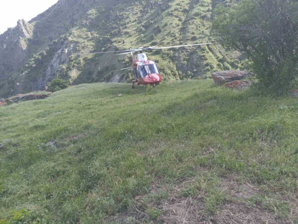 Erzurum’da kayalıklardan düşen kadın ambulans helikopterle hastaneye sevk edildi