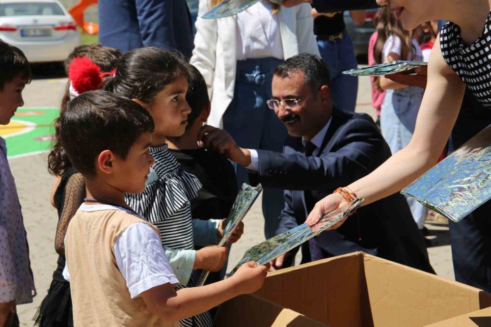 Muş'ta savcı ve hakimler köy okulunda fidan diktiler