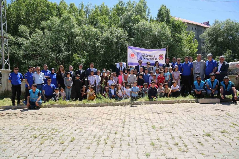 Muş'ta savcı ve hakimler köy okulunda fidan diktiler