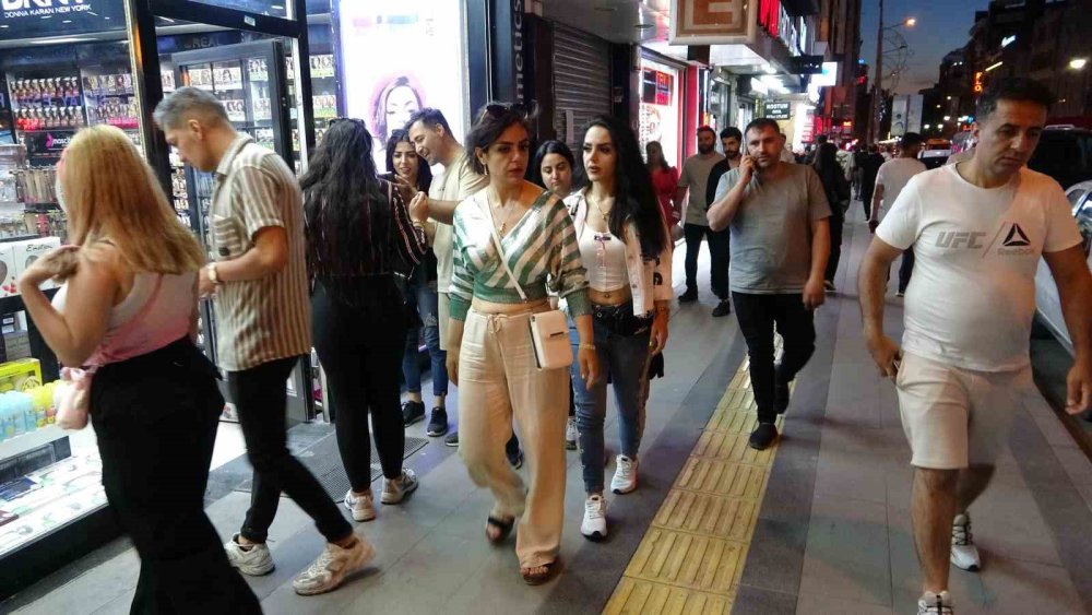 Van İranlı turistlerin eğlence merkezi oldu