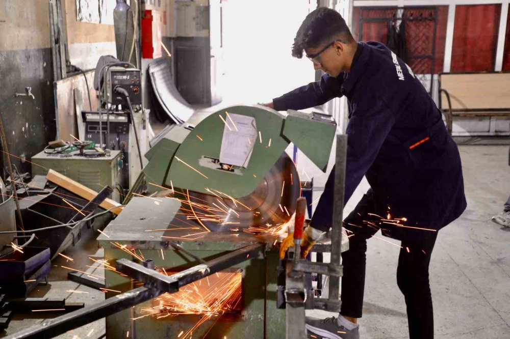 Ağrı’da fabrika gibi meslek lisesi: milyonluk ciro yaptılar