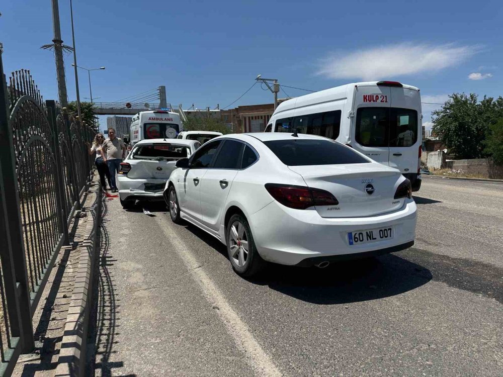 Diyarbakır’da 3 araç birbirine girdi