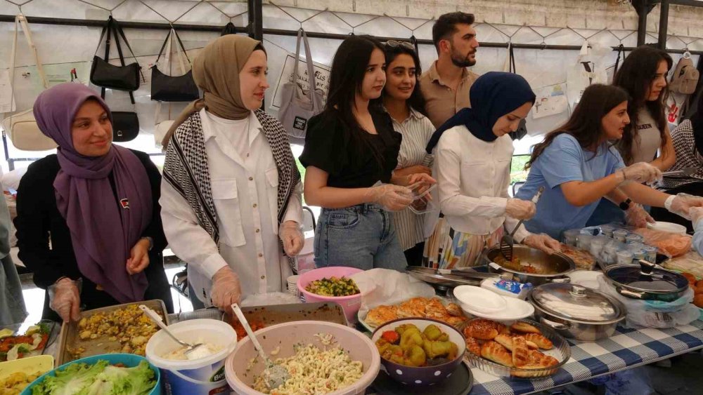 Van'da Gazze için hayır çarşısı kurdu