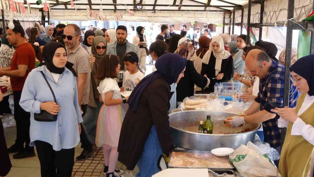 Van'da Gazze için hayır çarşısı kurdu