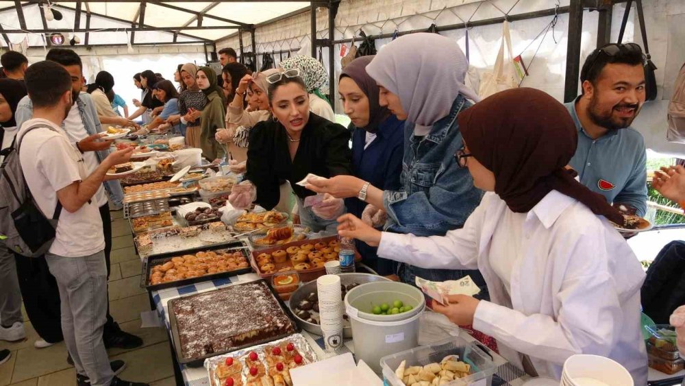 Van'da Gazze için hayır çarşısı kurdu