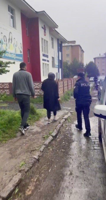 Kars’ta sınava geç kalan 3 öğrenciyi polis yetiştirdi