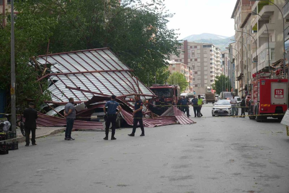 Muş’ta çatılar uçtu