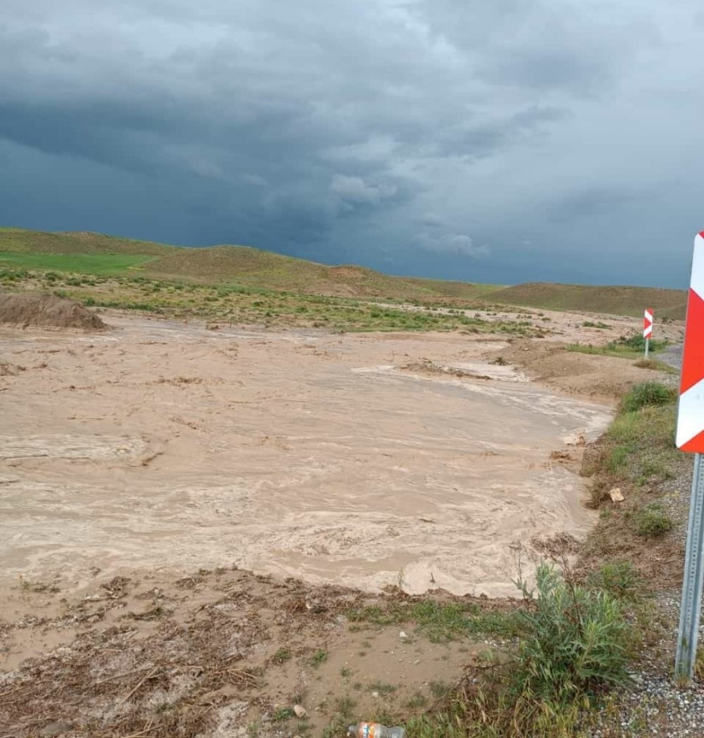 Başkale’de sağanak yağmur sonrası sel suları yolları kapladı