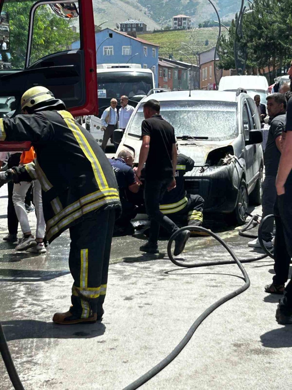 Muş’ta park halindeki araç alev alev yandı