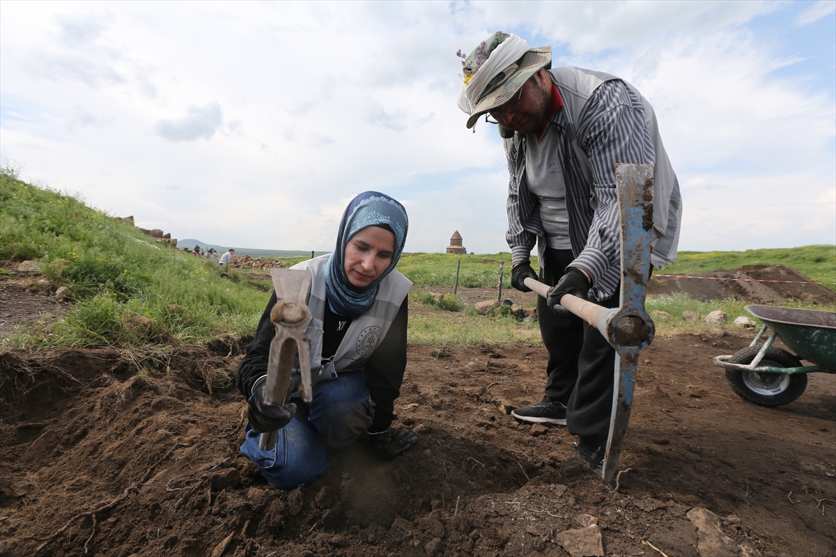 aa-20240612-34848589-34848571-ani-oren-yerinde-yeni-sezonun-kazi-calismalarina-baslandi.jpg