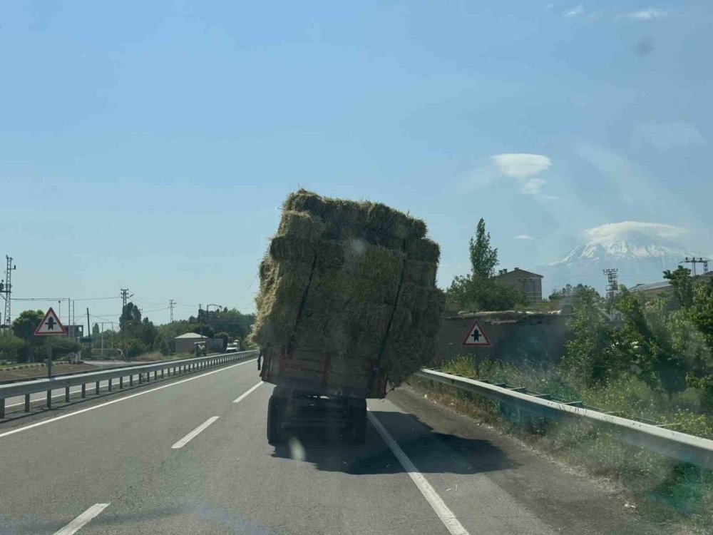 Iğdır'da ot yüklü traktör trafiği tehlikeye attı