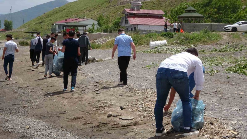 Öğretmenler ve öğrencileri Van Gölü sahilinde temizlik yaptı