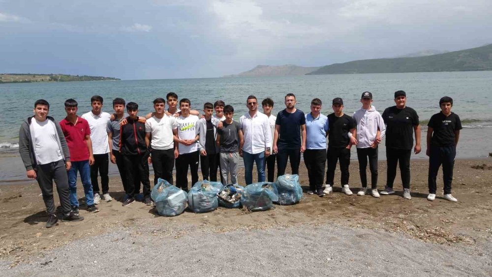 Öğretmenler ve öğrencileri Van Gölü sahilinde temizlik yaptı