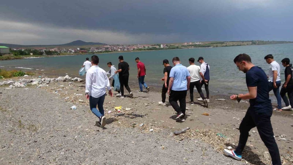 Öğretmenler ve öğrencileri Van Gölü sahilinde temizlik yaptı