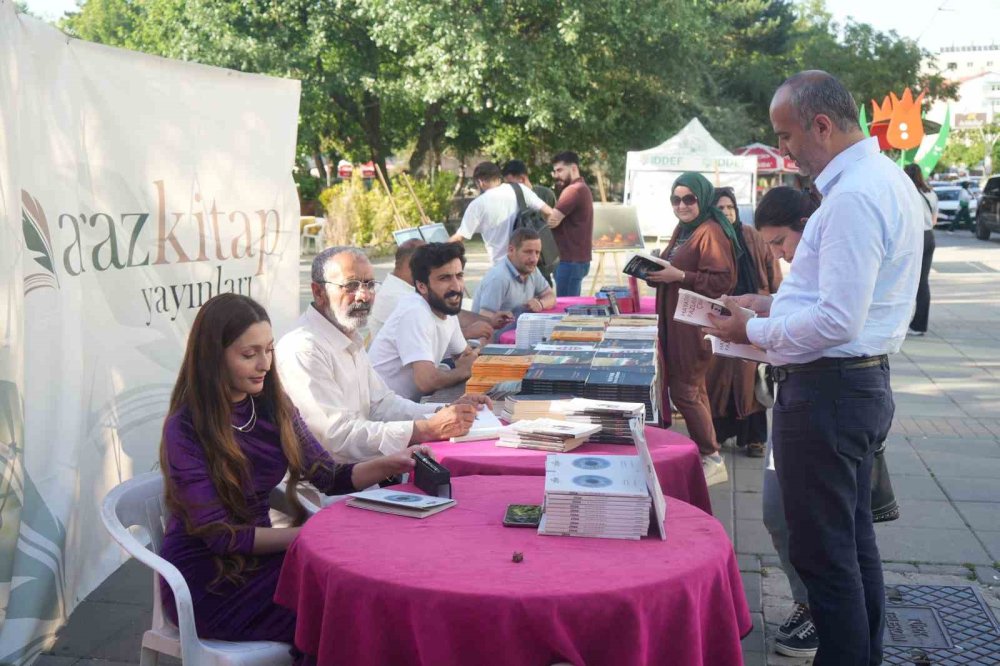 Muş'ta enstrümanlarla fotoğraf sergisi