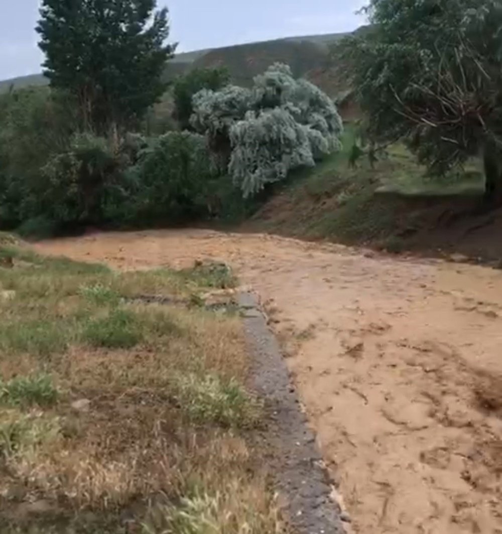 Van'da yollar dereye döndü