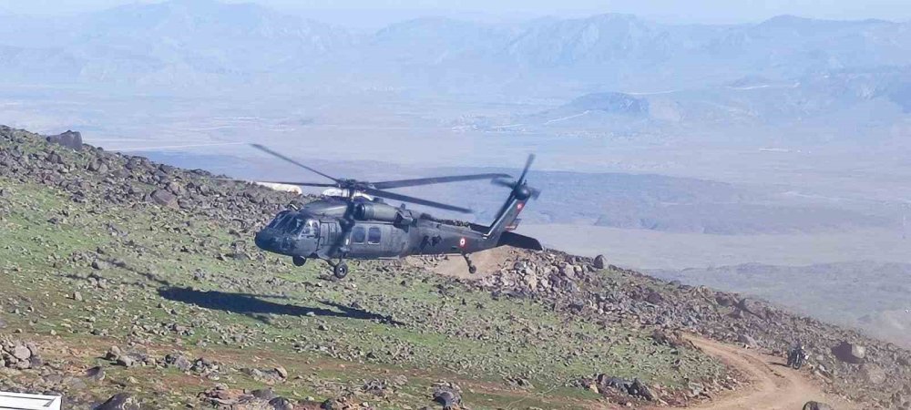 Helikopterler Ağrı Dağı'ndan düşen İranlı dağcı için havalandı