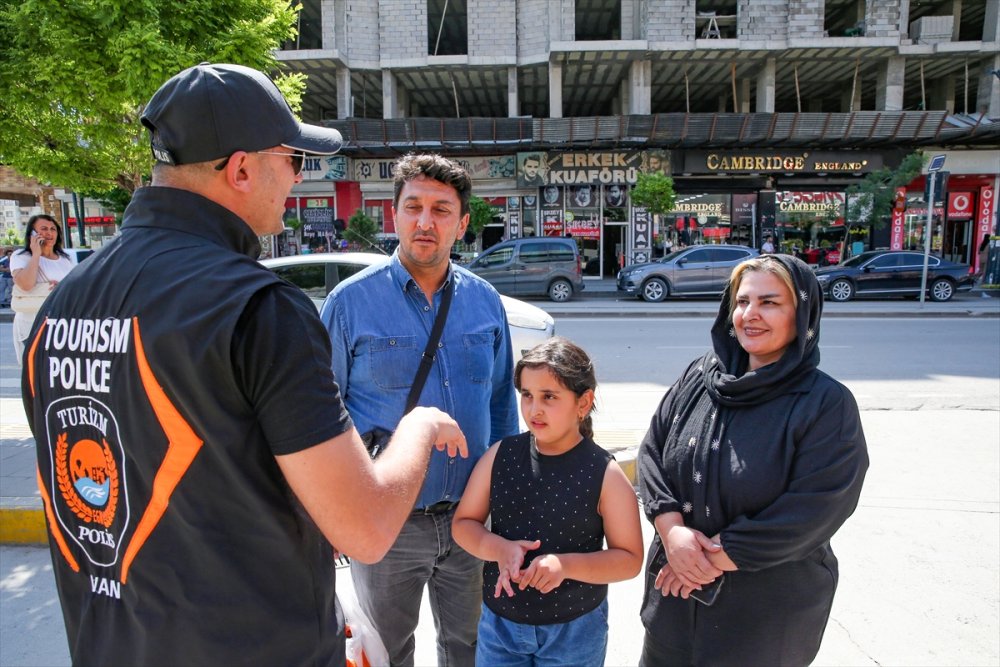 Van'da turizm polisleri, yerli ve yabancı turistlerin güvenliği için görev başında