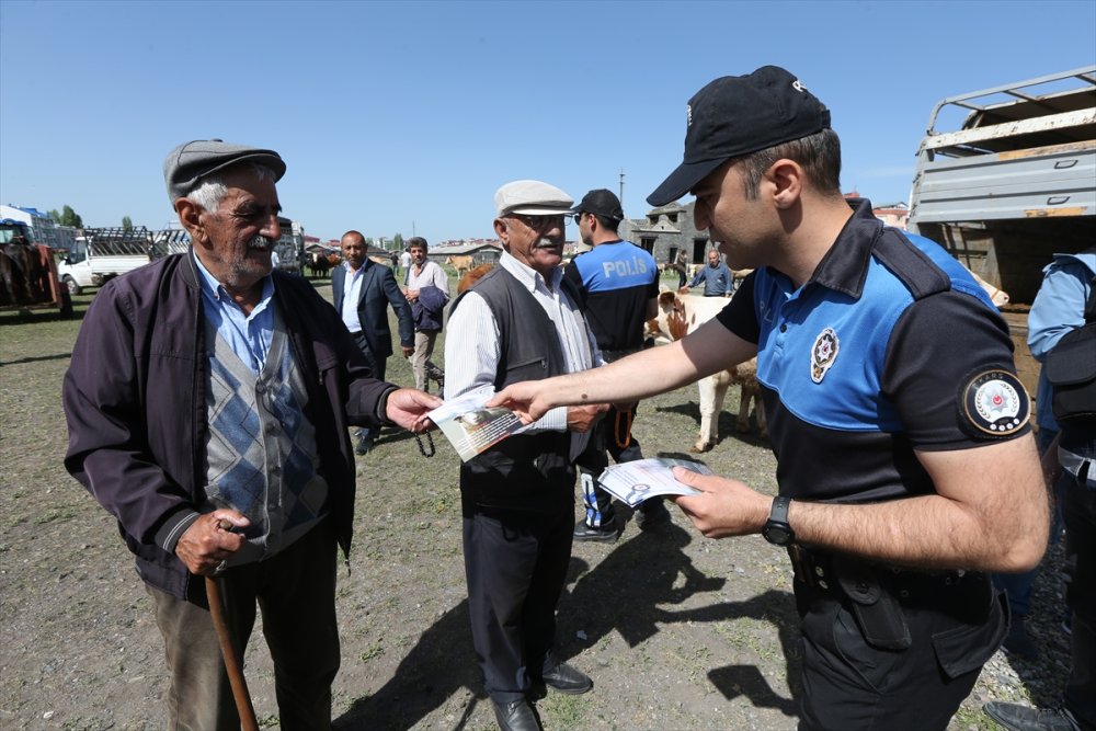 Kars polisi, hayvan pazarlarındaki satıcıları sahte paraya karşı uyarıyor