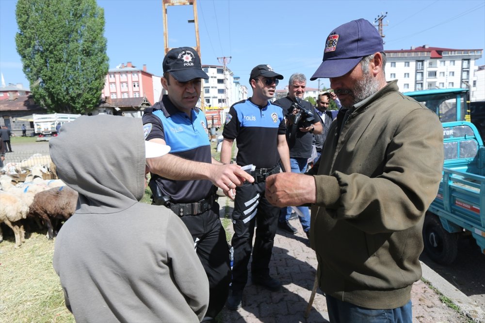 Kars polisi, hayvan pazarlarındaki satıcıları sahte paraya karşı uyarıyor