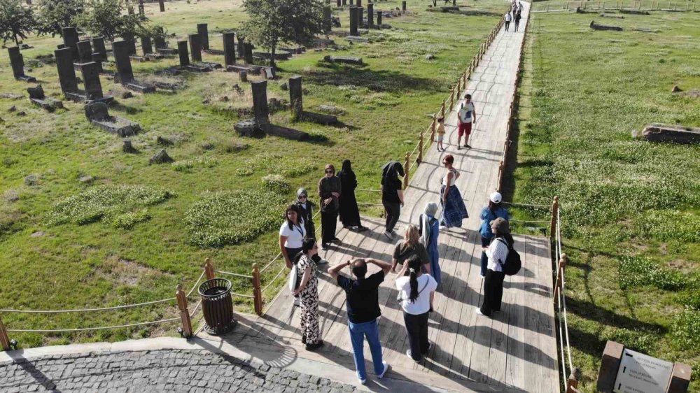 Bitlis'te Selçuklu Mezarlığı Kurban Bayramında ziyaretçilerini ağırlıyor