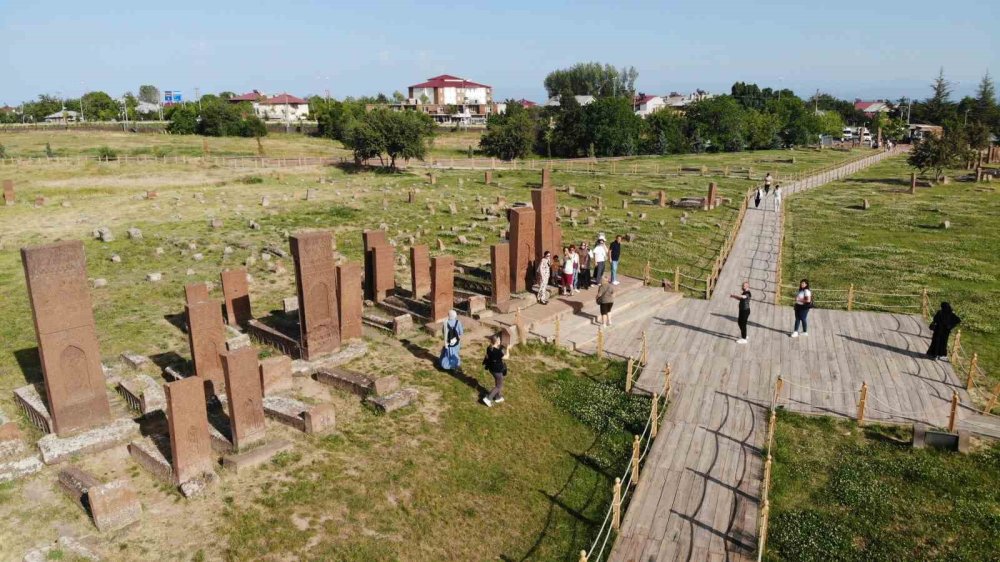 Bitlis'te Selçuklu Mezarlığı Kurban Bayramında ziyaretçilerini ağırlıyor