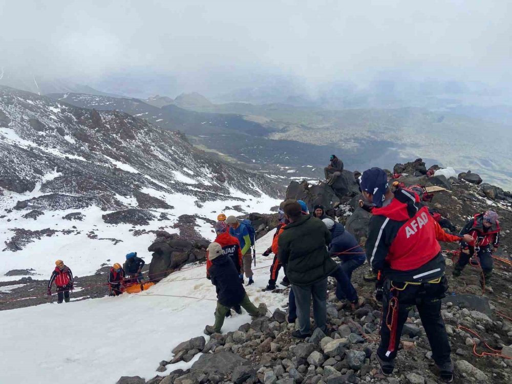 Ağrı Dağı’nda hayatını kaybeden İranlı dağcının cenazesi dağdan indirildi