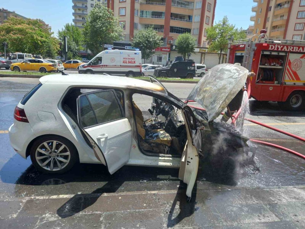 Diyarbakır’da park halindeki otomobil alev topuna dönüştü