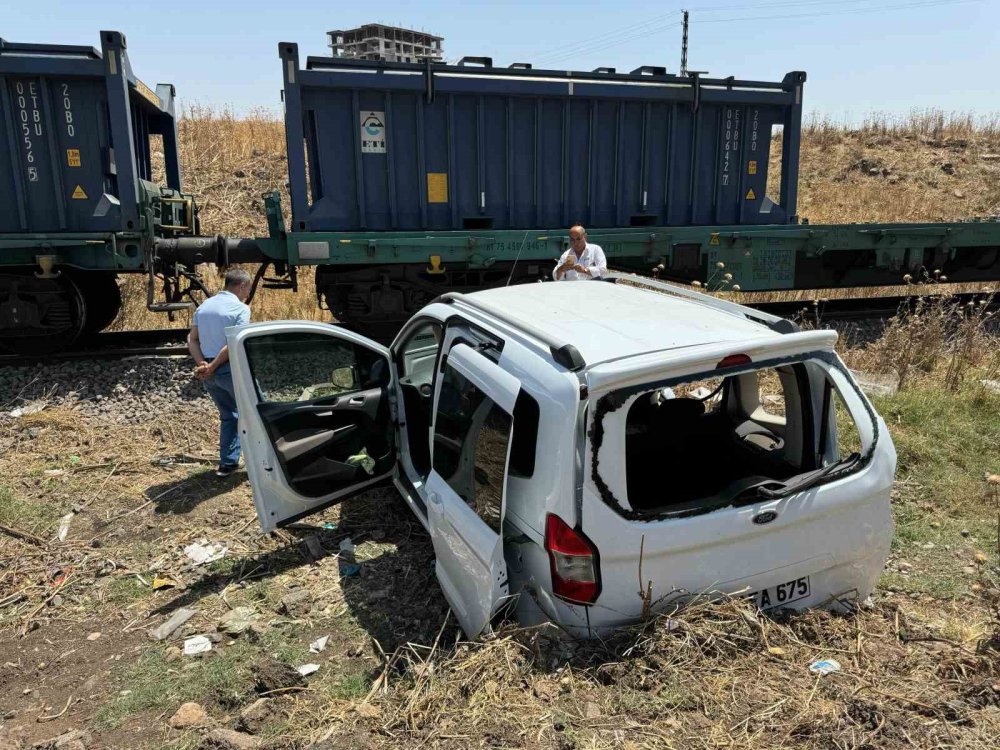 Diyarbakır’da hafif ticari araca yük treni çarptı: 2 yaralı