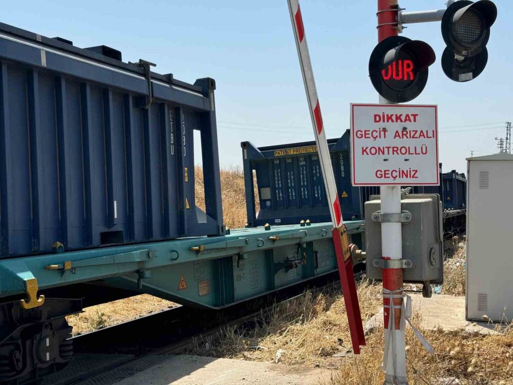 Diyarbakır’da hafif ticari araca yük treni çarptı: 2 yaralı