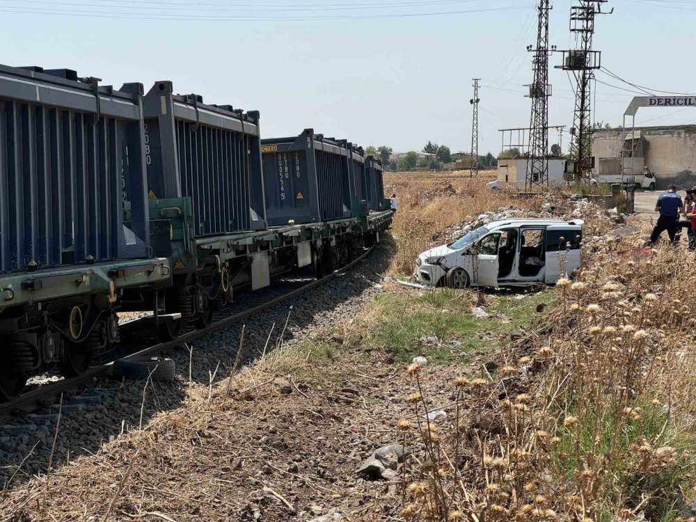 Diyarbakır’da hafif ticari araca yük treni çarptı: 2 yaralı