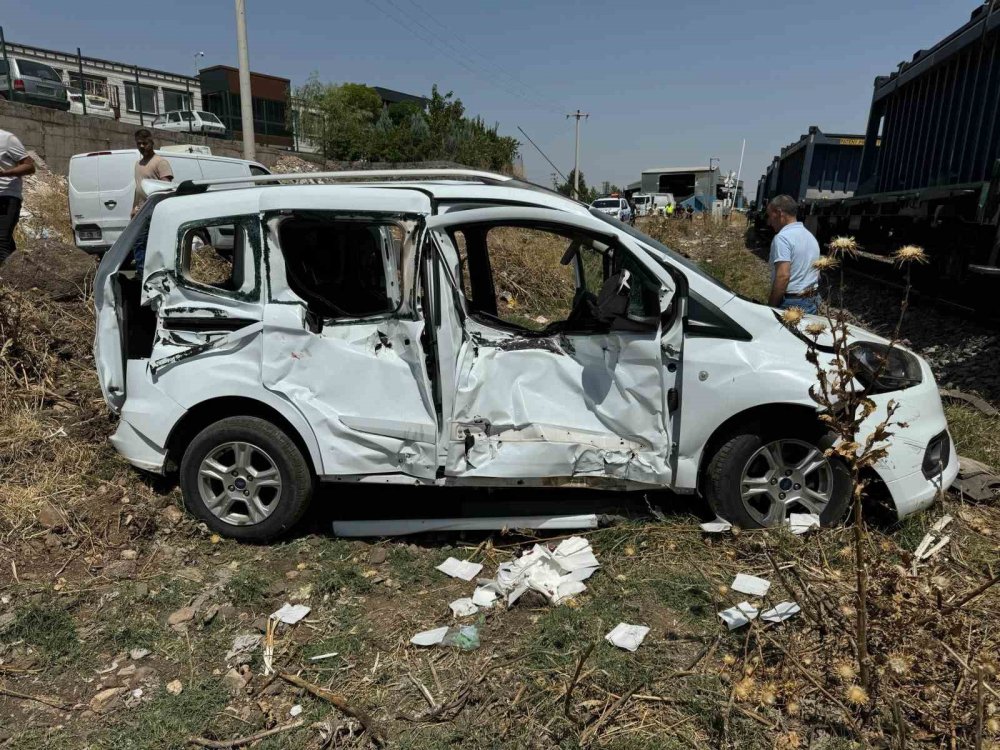 Diyarbakır’da hafif ticari araca yük treni çarptı: 2 yaralı