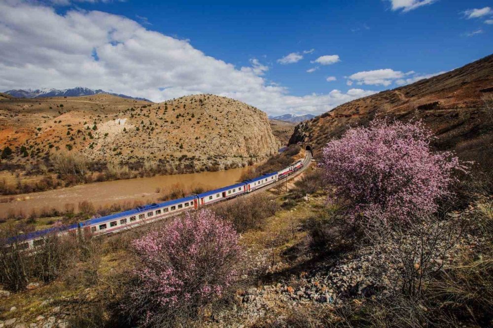 Turistik Tatvan Treni yola çıkıyor