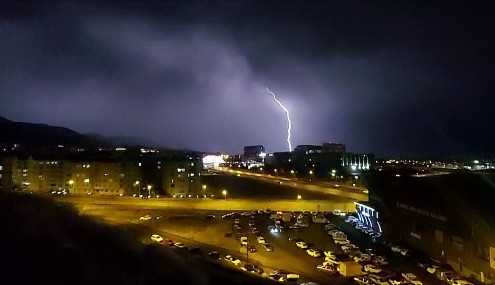 Erzurum’da şimşekler geceyi aydınlattı