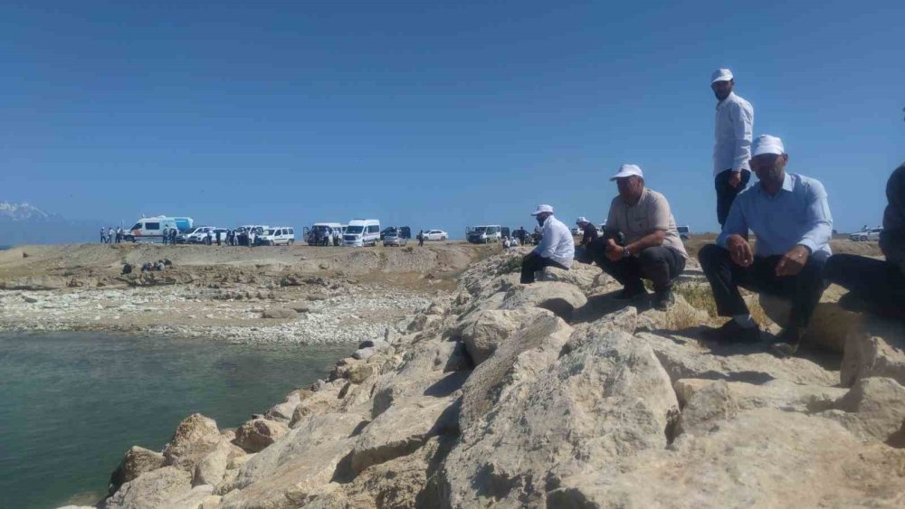 Van Gölü’nde kaybolan şahıs için arama çalışmaları sürüyor