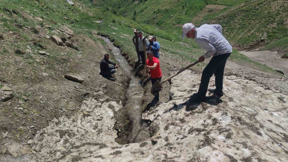 Van'da çığın tahrip ettiği sulama kanalı için mahalle sakinleri seferber oldu