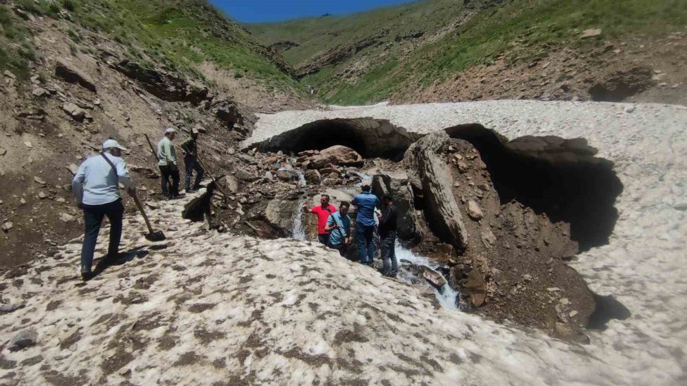 Van'da çığın tahrip ettiği sulama kanalı için mahalle sakinleri seferber oldu