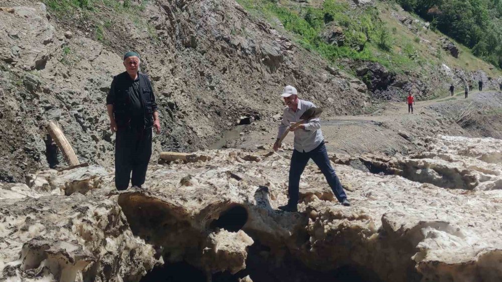 Van'da çığın tahrip ettiği sulama kanalı için mahalle sakinleri seferber oldu