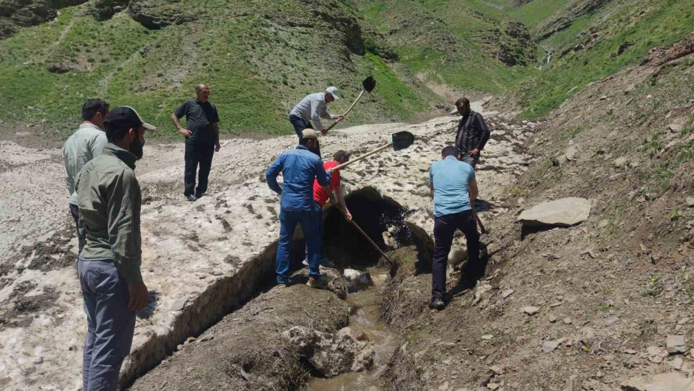 Van'da çığın tahrip ettiği sulama kanalı için mahalle sakinleri seferber oldu