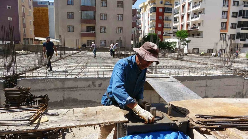 Van’da inşaat işçileri sıcaklarla mücadele ediyor