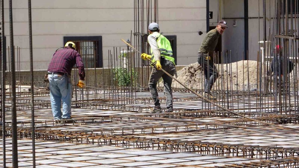 Van’da inşaat işçileri sıcaklarla mücadele ediyor