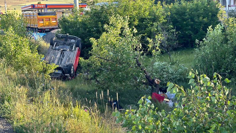 Erzurumlu aile şarampole devrildi: 1’i ağır 6 yaralı