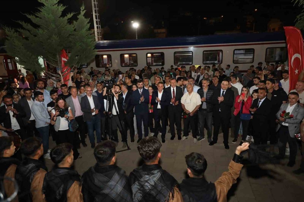 Turistik Tatvan Treni’ni ilk seferini gerçekleştirdi